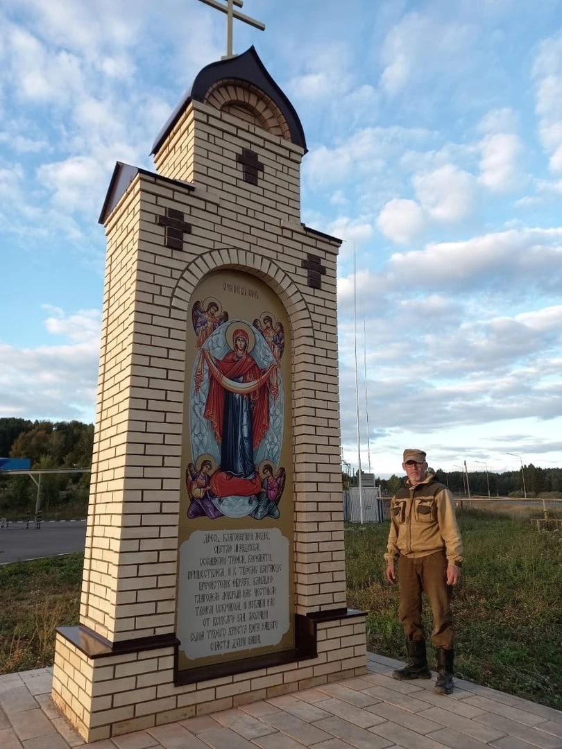 Закончена установка иконы Покрова Божией Матери в киот на въезде в Игру со стороны Ижевска..